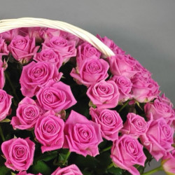 101 розовая роза в корзине